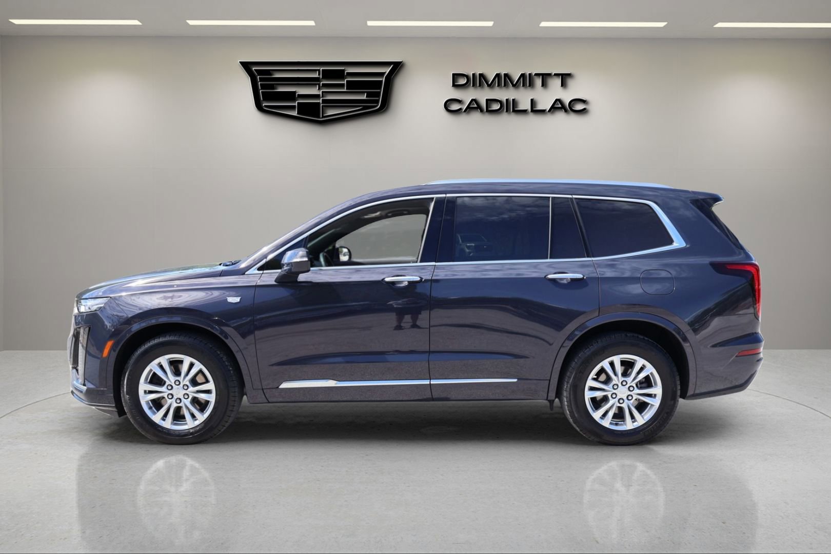 Used 2024 Cadillac XT6 Luxury FWD image 2