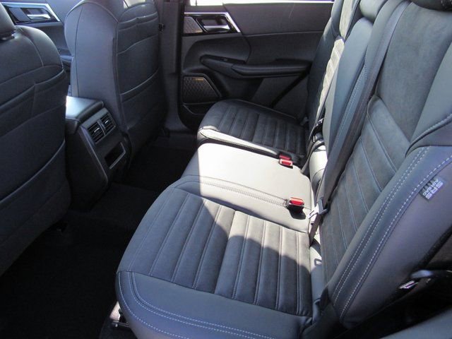 New 2025 Mitsubishi Outlander SE image 9