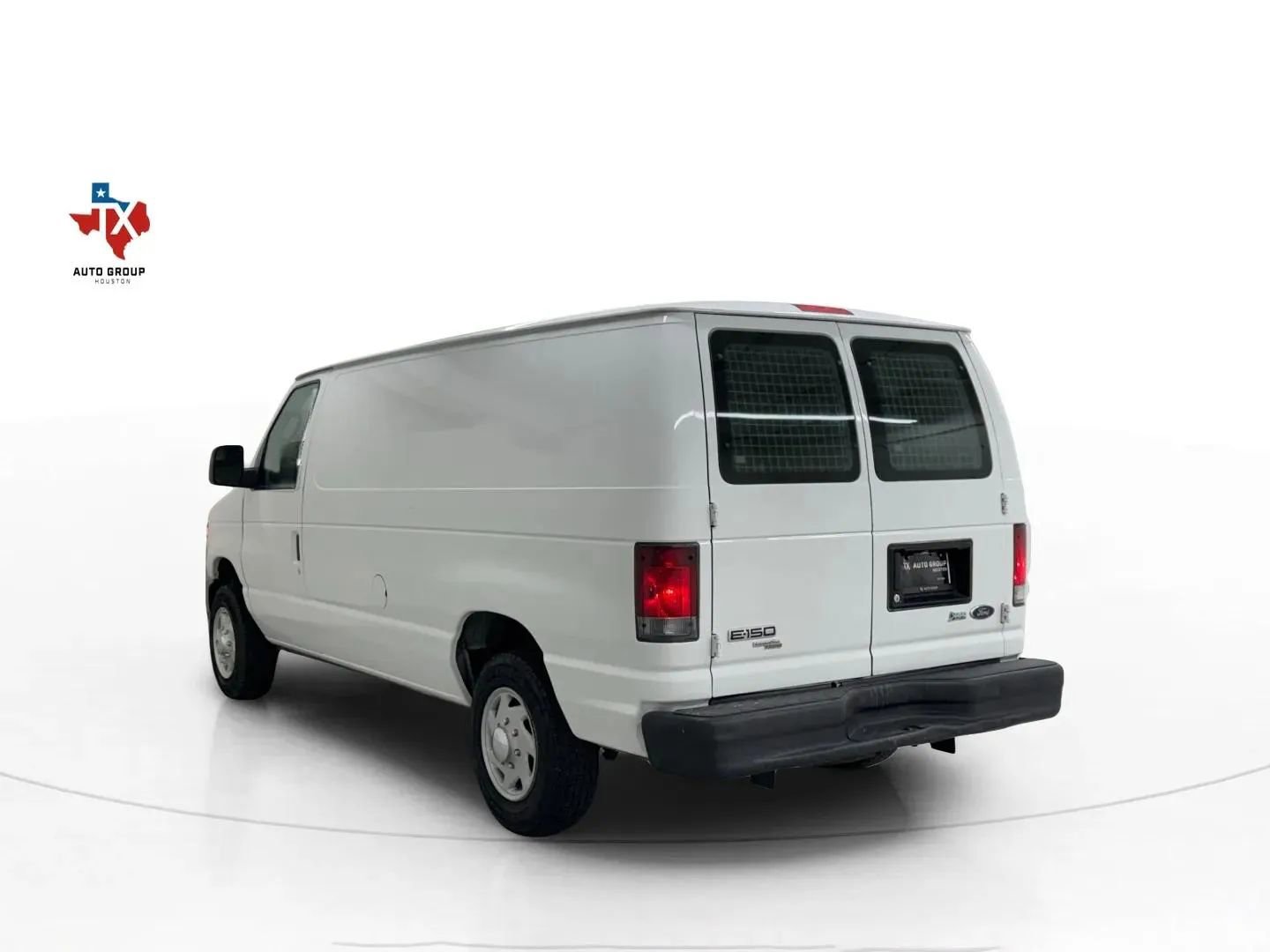 Used 2011 Ford E-150 and Econoline 150 w/ Commercial Cargo Van Pkg RWD image 4
