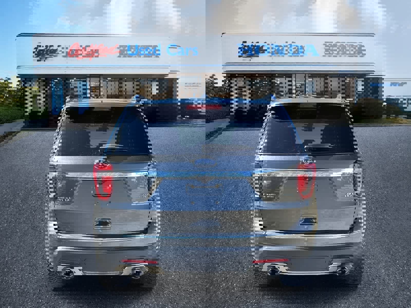 Used 2019 Ford Explorer Limited w/ Class III Trailer Tow Package image 4