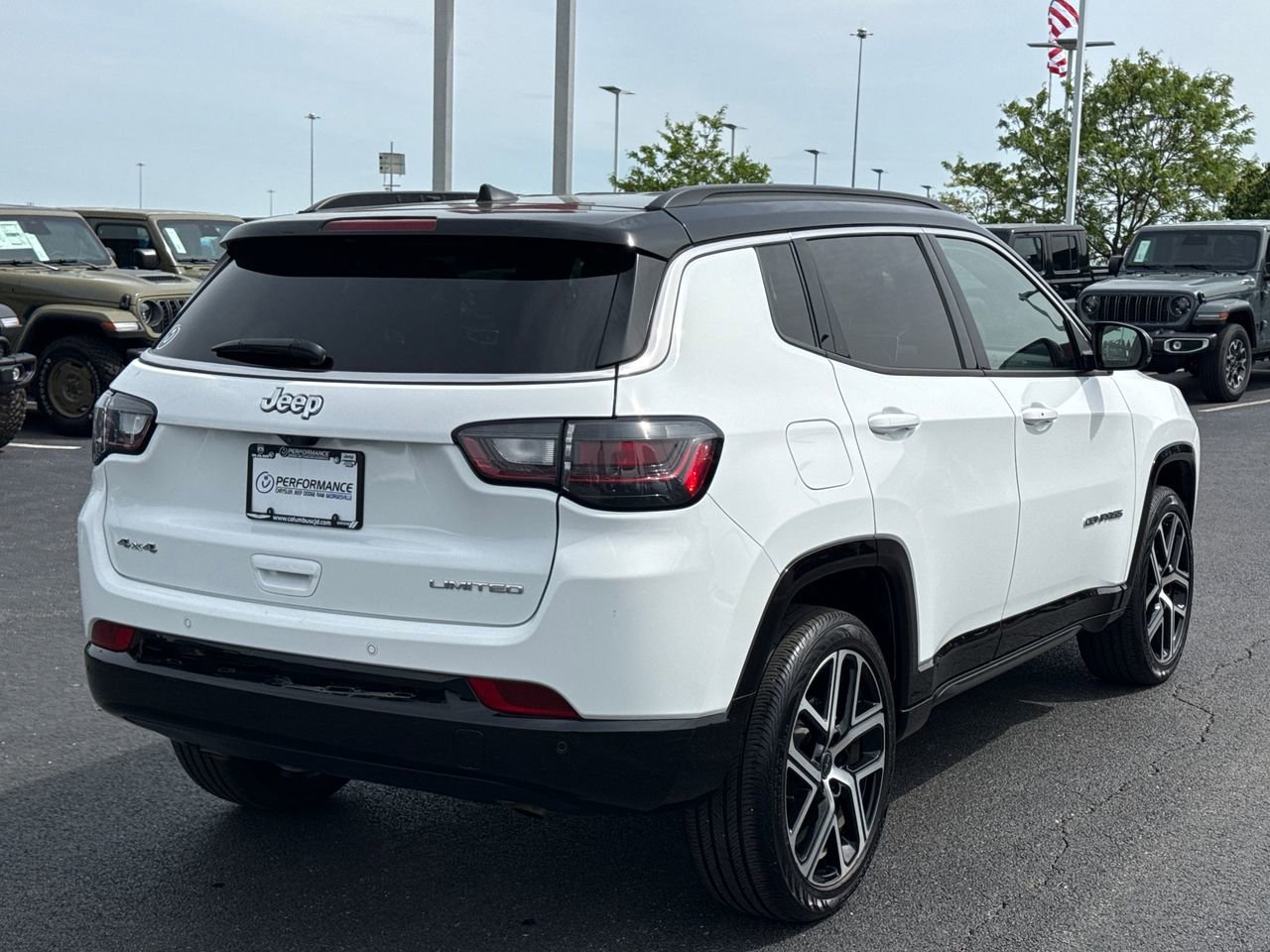 Used 2025 Jeep Compass Limited w/ Elite Group AWD/4WD image 3
