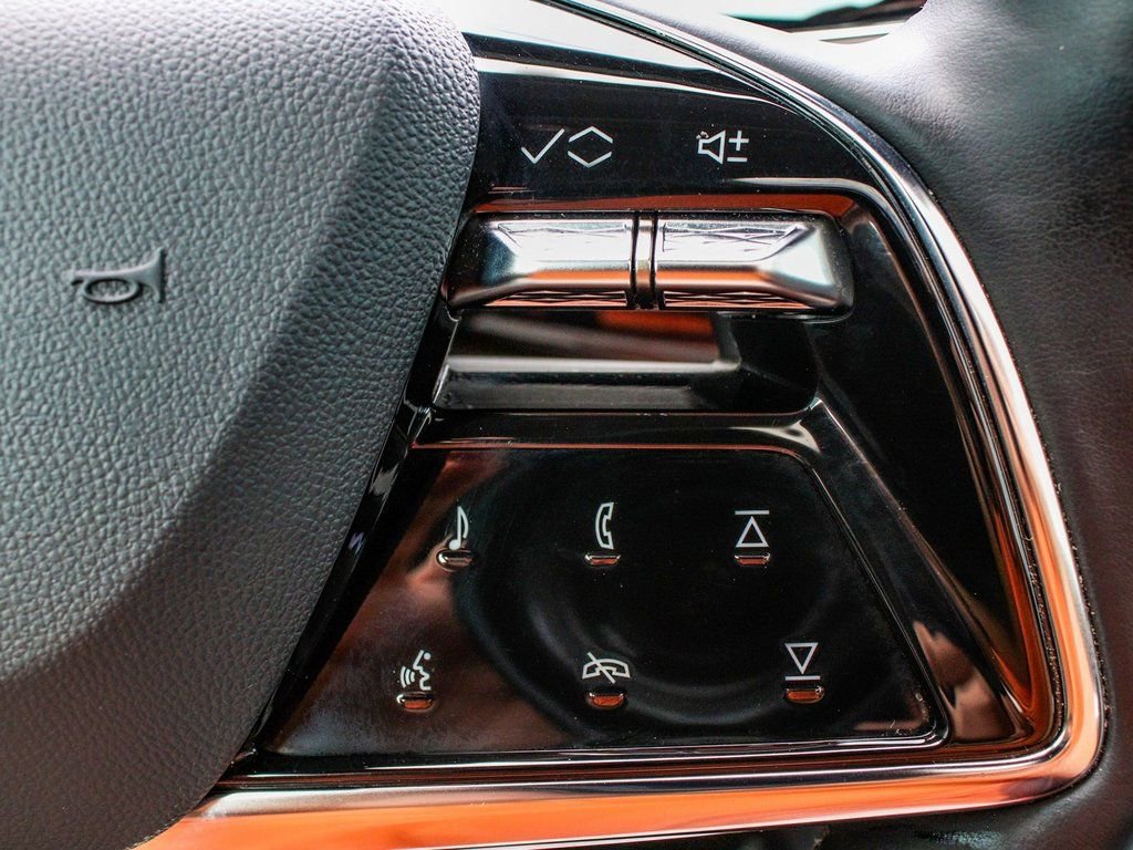 Used 2025 Cadillac Optiq Luxury 1 image 30