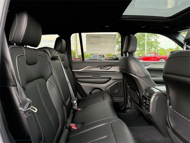 New 2025 Jeep Grand Cherokee Limited w/ Black Appearance Package image 12