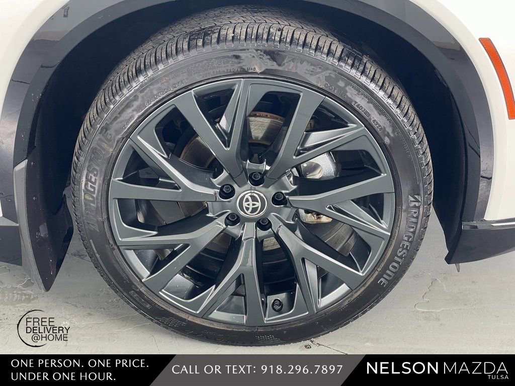 Used 2025 Toyota Crown Signia w/ Advanced Technology Package image 10