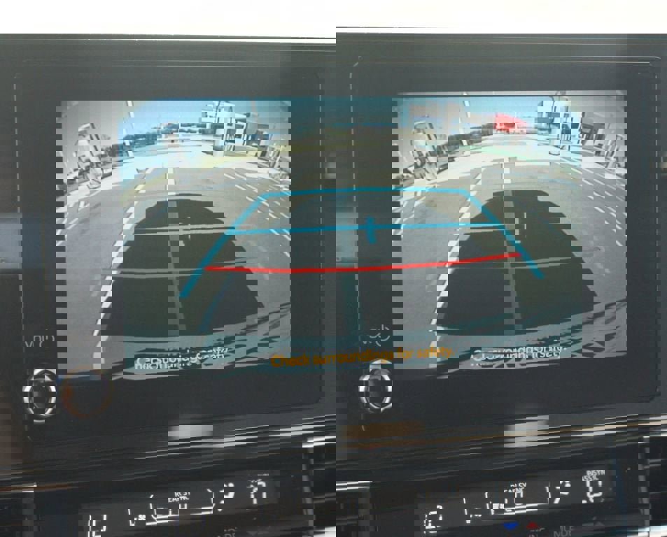 Used 2025 Toyota Sienna LE image 7