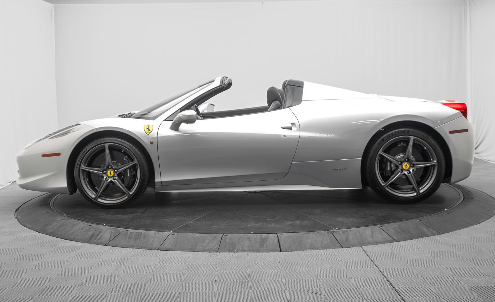 Used 2012 Ferrari 458 Spider RWD image 4