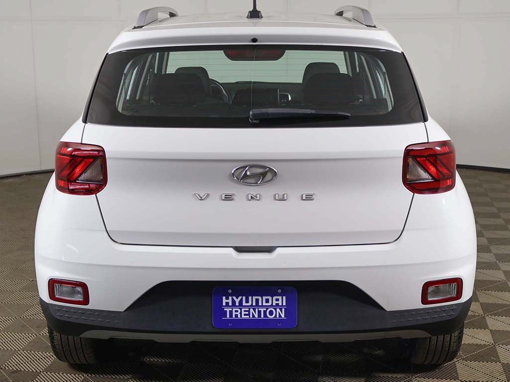 Certified 2024 Hyundai Venue SEL FWD image 11