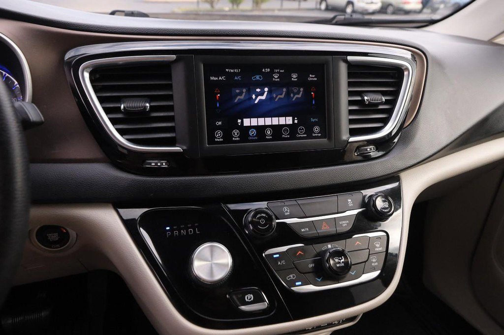 Used 2021 Chrysler Voyager Lxi image 15