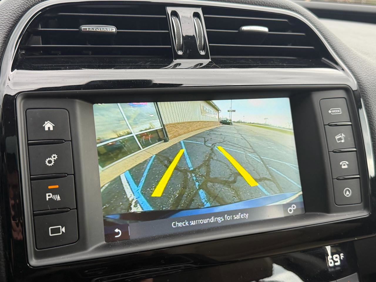 Used 2017 Jaguar XE Premium image 20