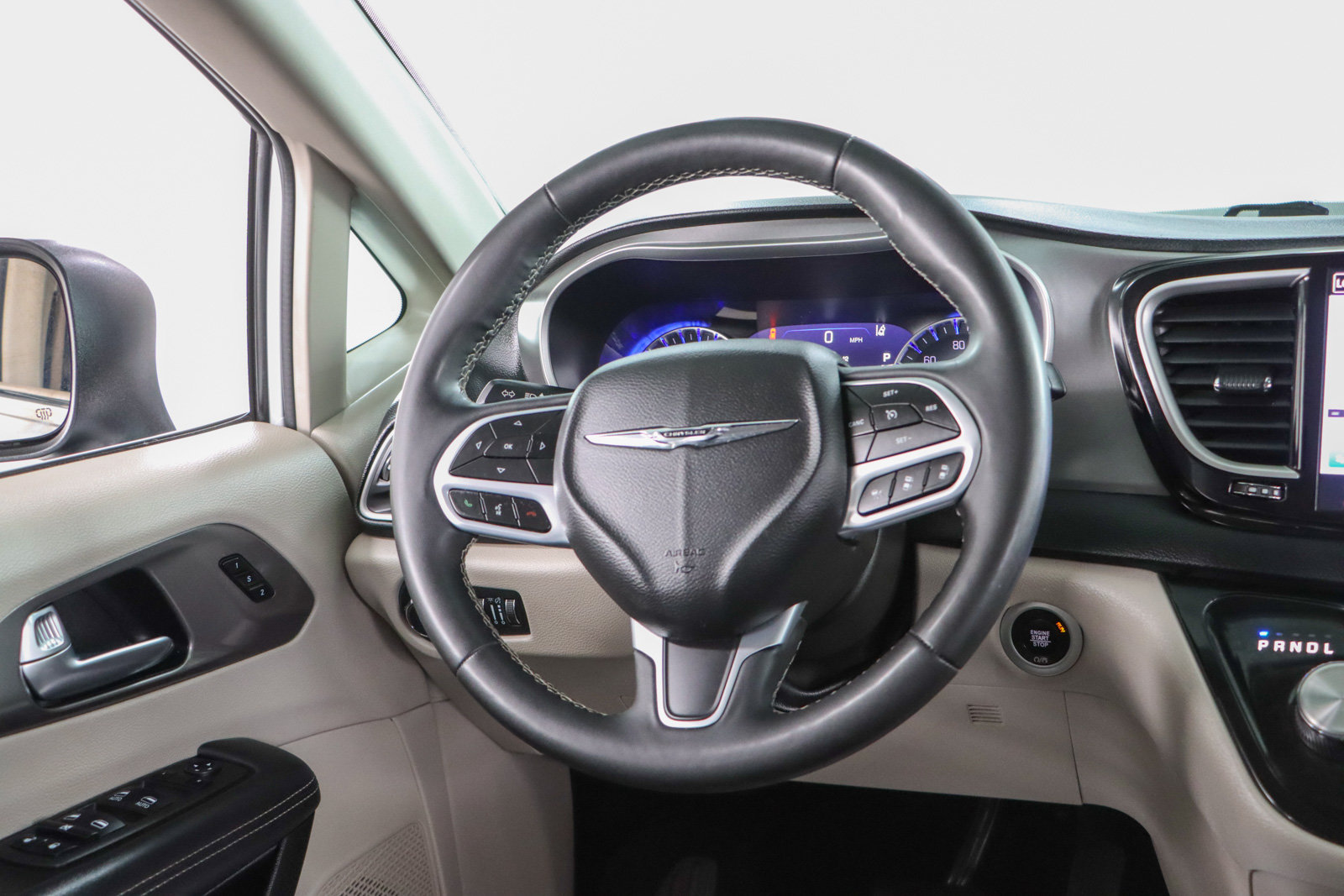 Used 2023 Chrysler Pacifica Touring-L FWD image 12