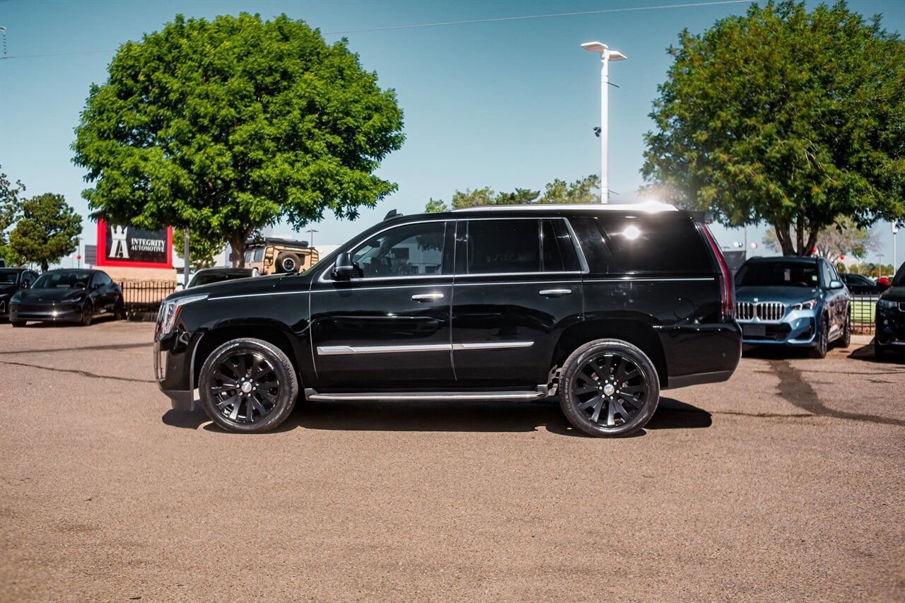 Used 2017 Cadillac Escalade Luxury AWD/4WD image 4