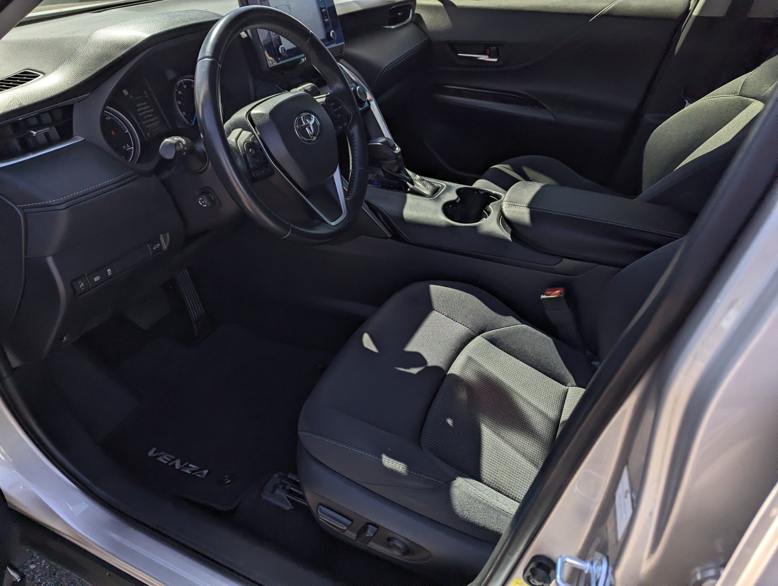 Used 2021 Toyota Venza LE w/ Carpet Mat Package (TMS) AWD/4WD image 9