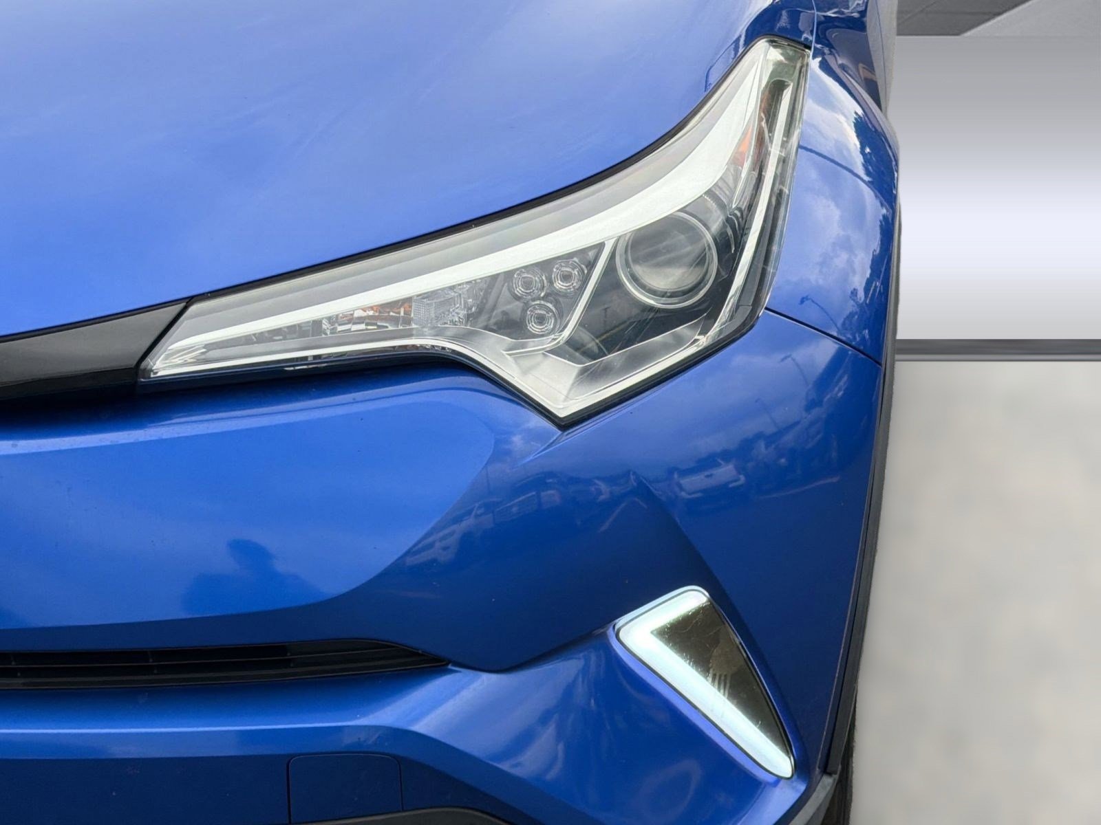 Used 2019 Toyota C-HR XLE FWD image 11