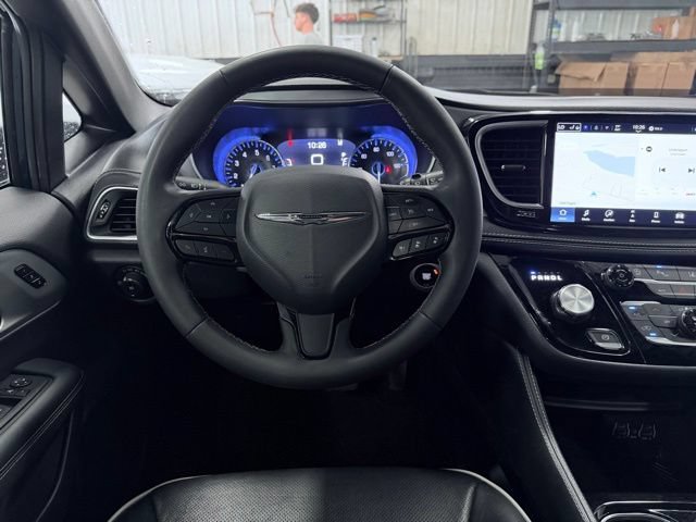 Used 2025 Chrysler Pacifica Limited FWD image 34