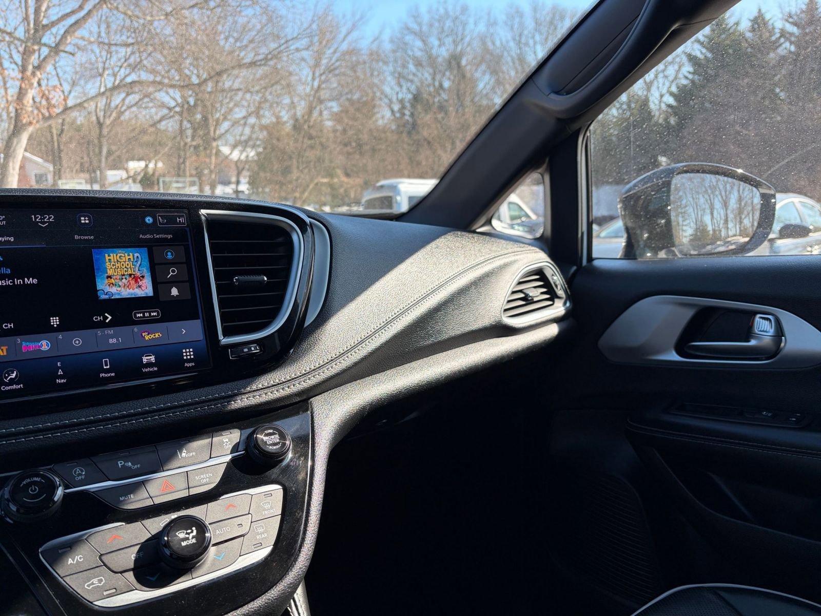 Used 2025 Chrysler Pacifica Limited image 38