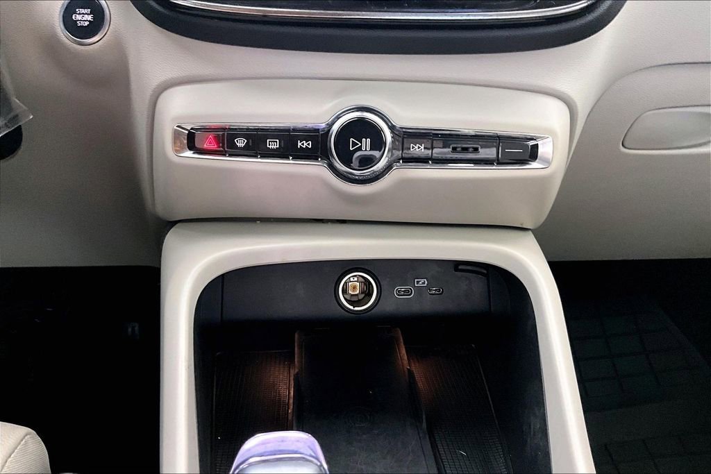 Used 2023 Volvo XC40 B5 Ultimate w/ Protection Package Premier image 32