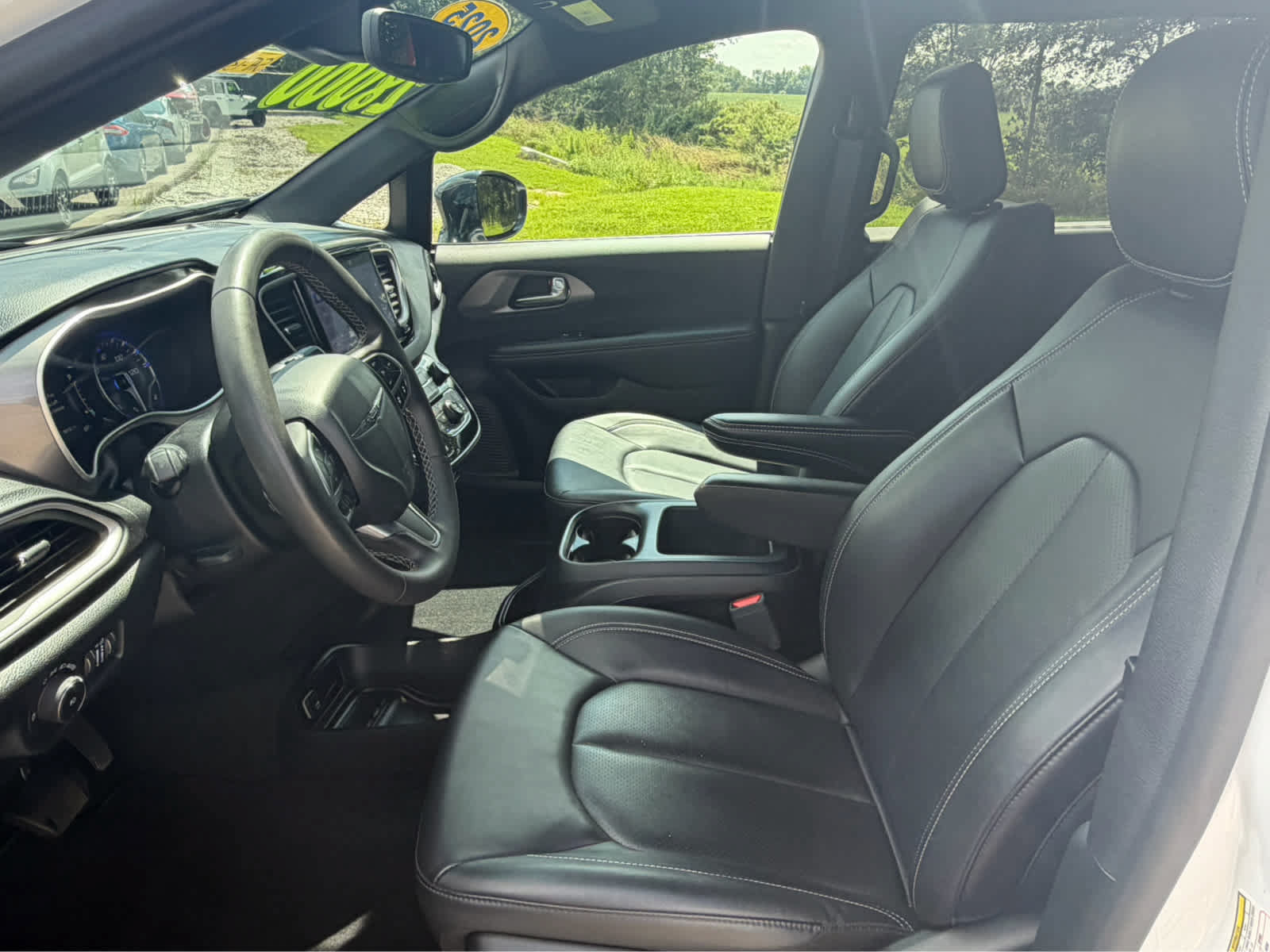 Used 2025 Chrysler Pacifica Select FWD image 12