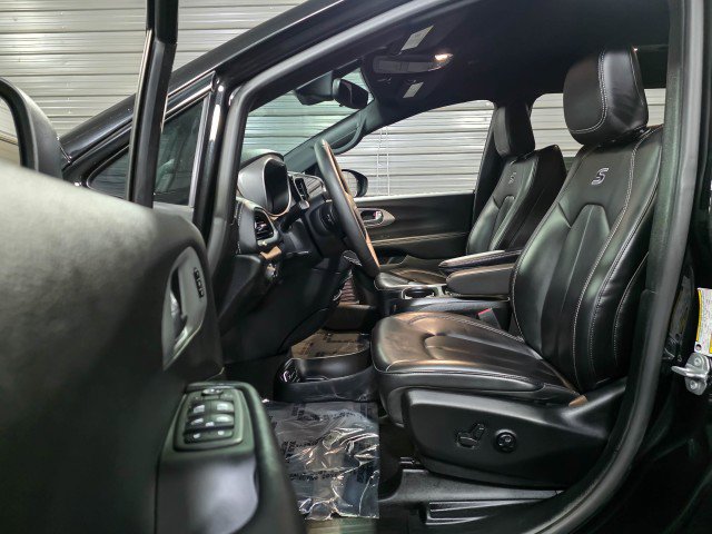 Used 2023 Chrysler Pacifica Touring-L w/ S Appearance Package FWD image 13