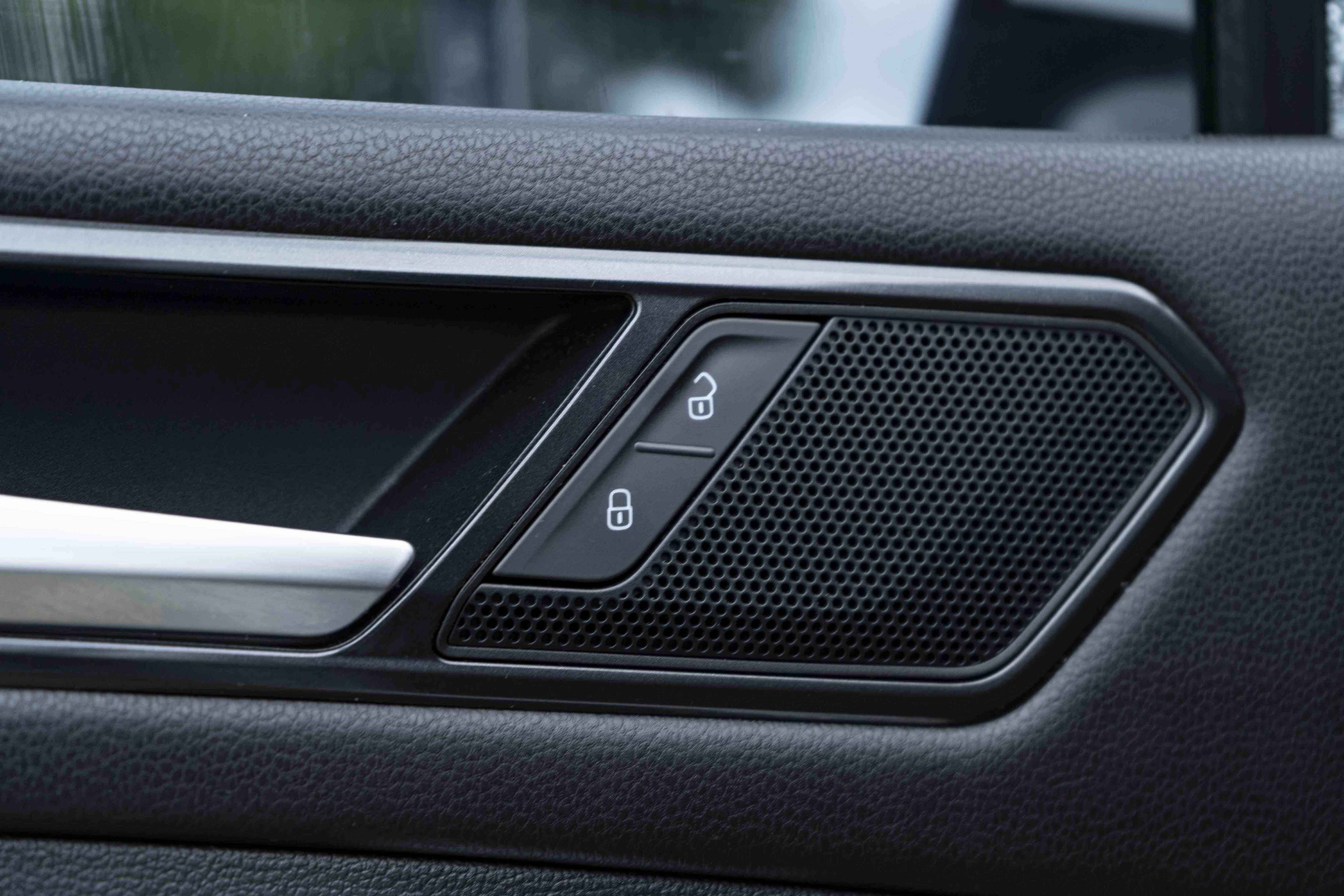 Used 2018 Volkswagen Tiguan SE image 36