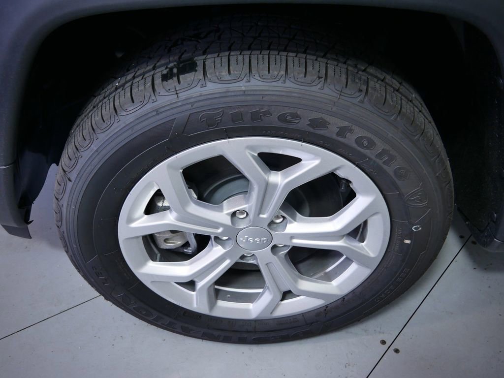 Used 2024 Jeep Compass Sport image 18