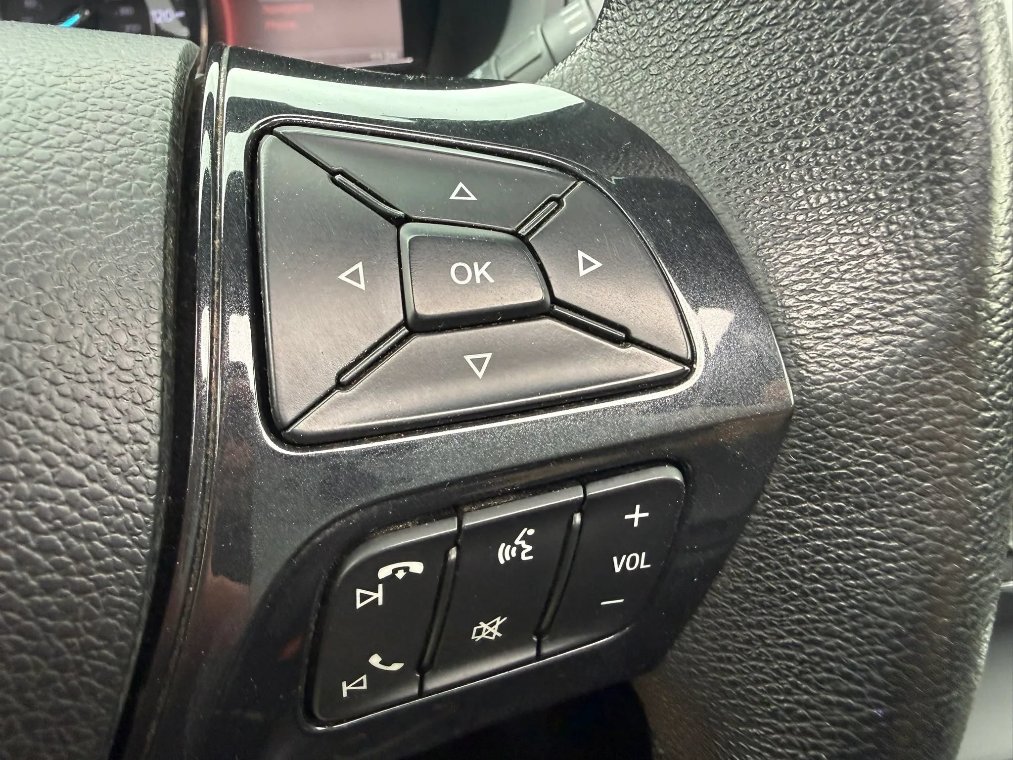 Used 2018 Ford Explorer XLT w/ Equipment Group 202A AWD/4WD image 32