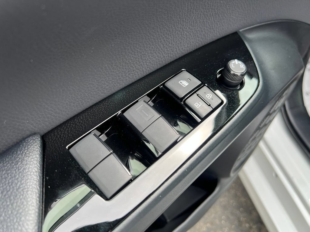 Certified 2022 Toyota Prius LE FWD image 35