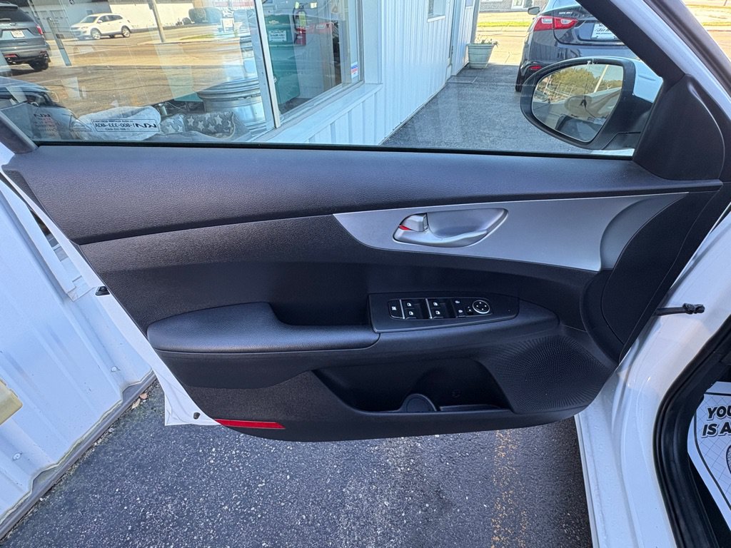 Used 2022 Kia Forte LXS FWD image 7