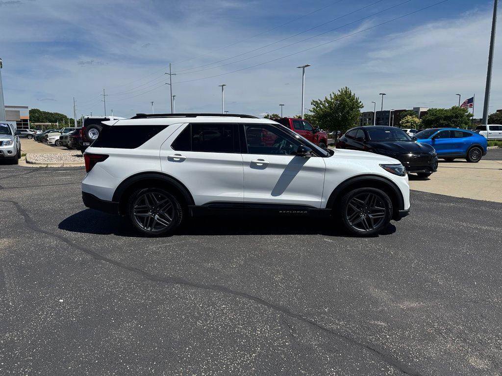 Certified 2025 Ford Explorer ST AWD/4WD image 3