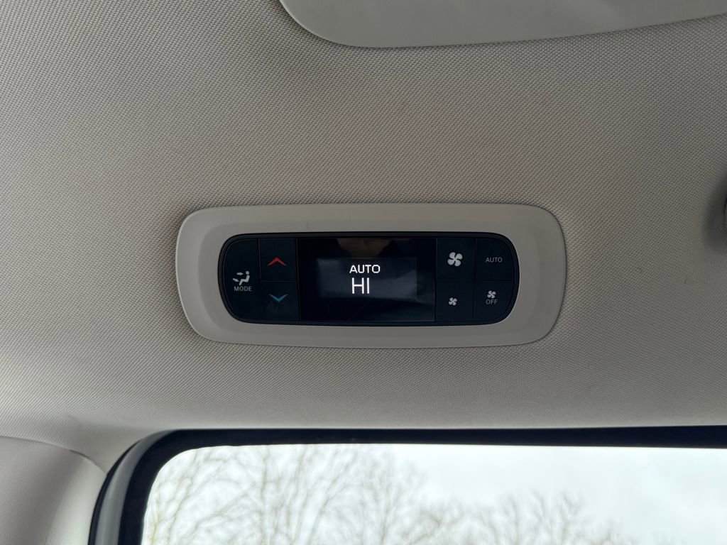 Used 2023 Chrysler Pacifica Touring-L image 28