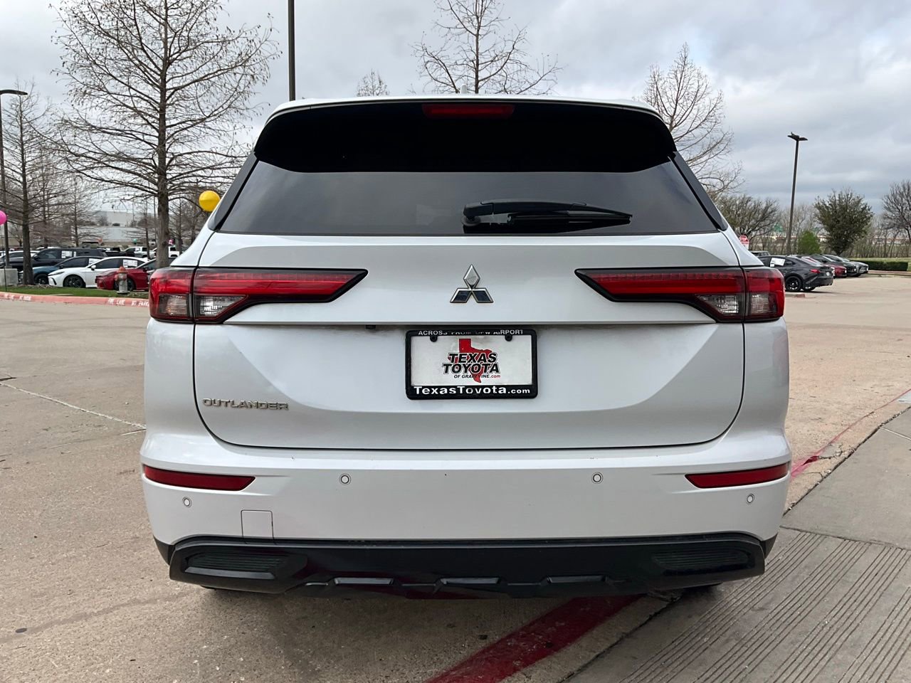 Used 2022 Mitsubishi Outlander SE image 7