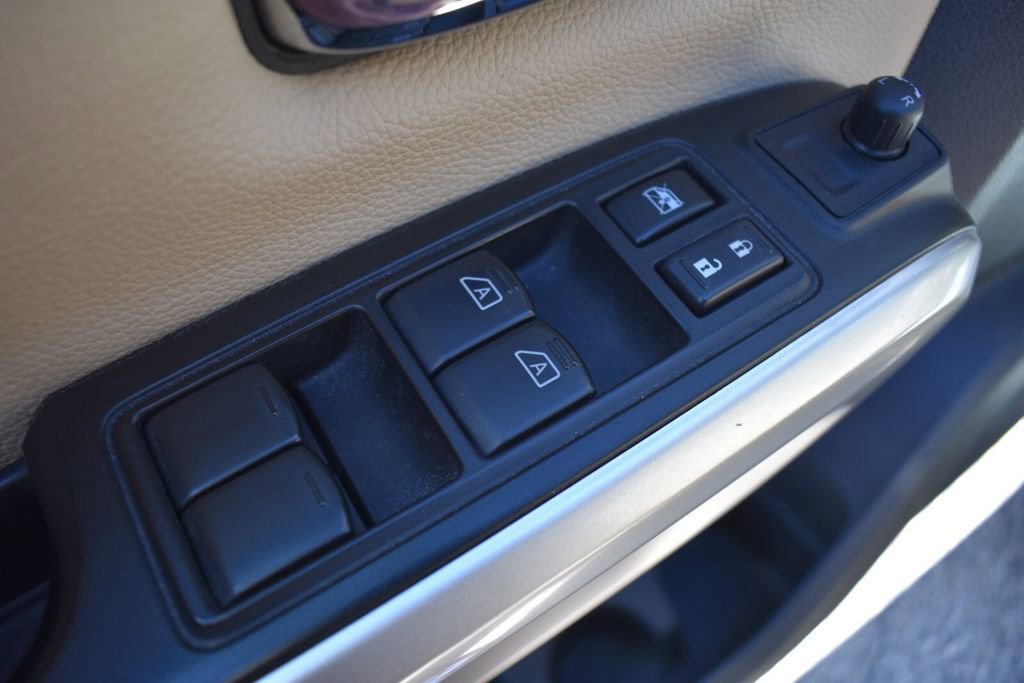 Used 2018 Nissan Titan SV w/ SV Convenience Package image 24