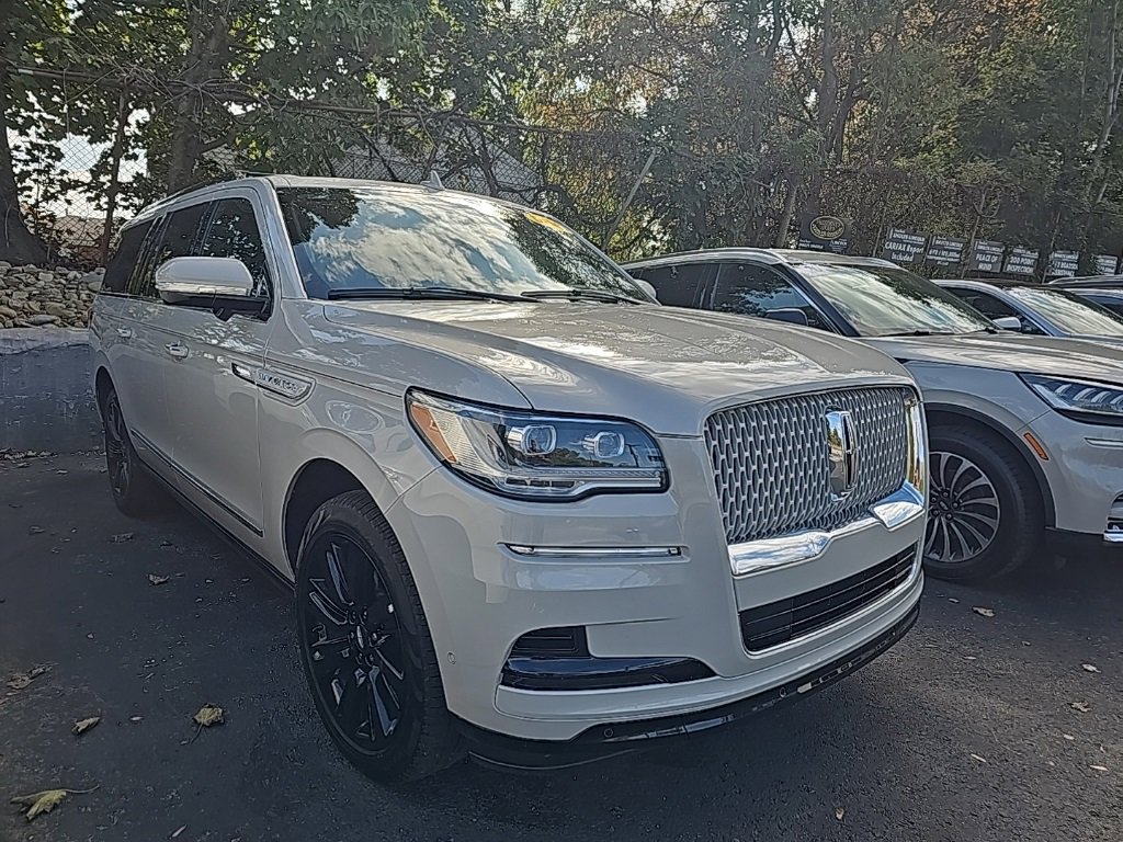 New 2024 Lincoln Navigator L Reserve image 3