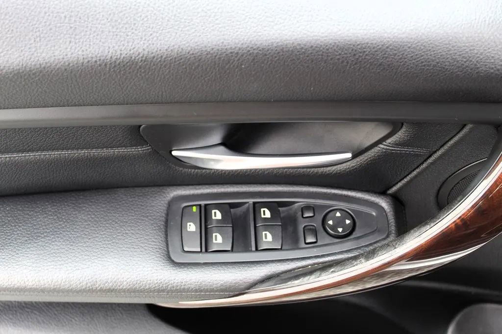 Used 2014 BMW 328i xDrive Sedan AWD/4WD image 10