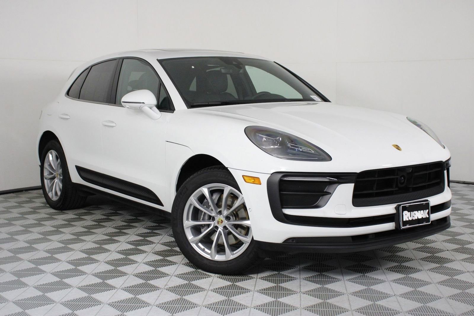 Certified 2025 Porsche Macan image 9