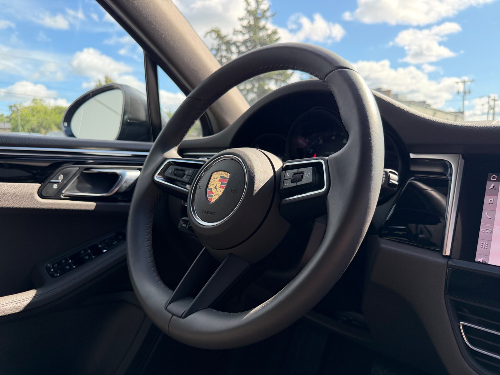 Used 2023 Porsche Macan AWD/4WD image 23
