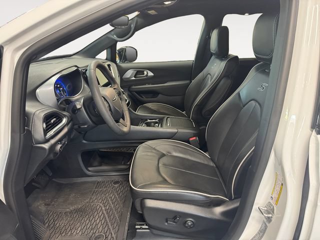 Used 2025 Chrysler Pacifica Limited AWD/4WD image 8
