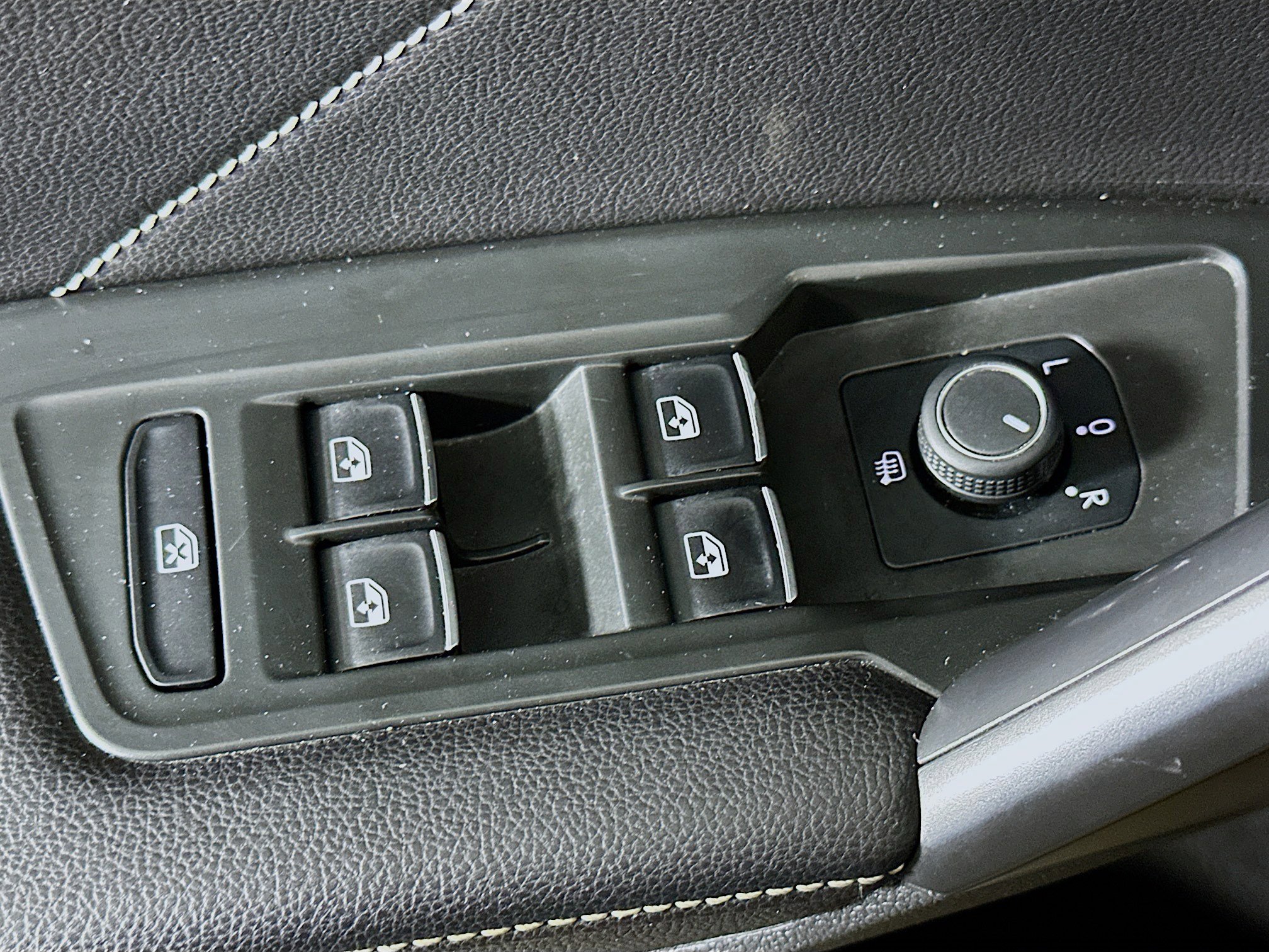 Used 2024 Volkswagen Tiguan SE image 15