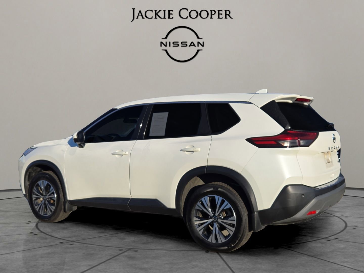 Used 2021 Nissan Rogue SV image 3