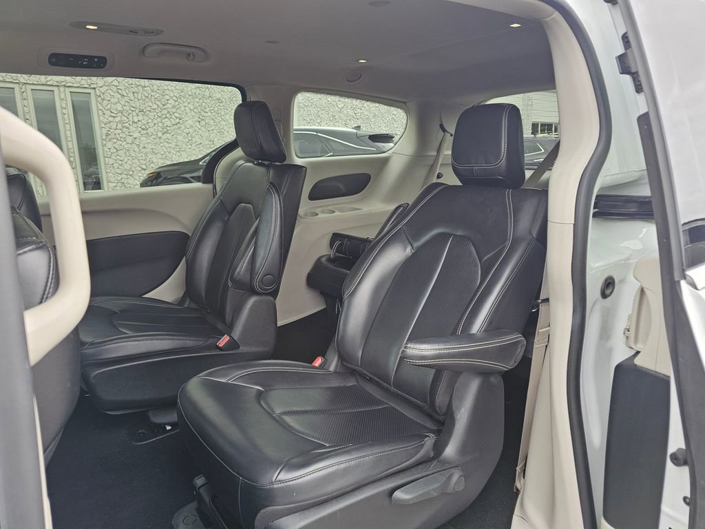 Used 2023 Chrysler Pacifica Touring-L FWD image 14