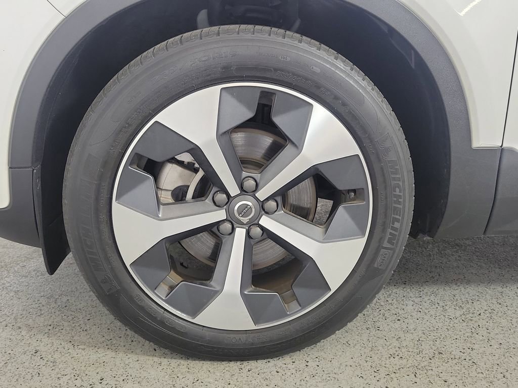 Used 2023 Volvo XC40 B4 Ultimate FWD image 9