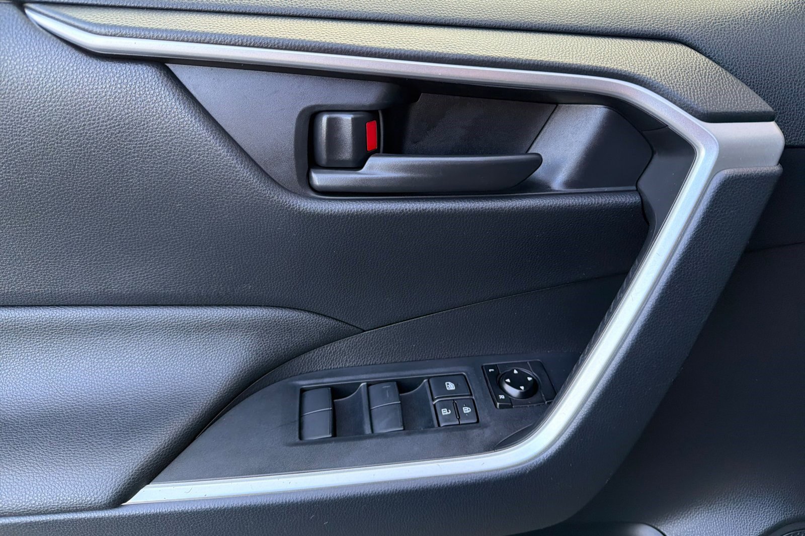 Used 2019 Toyota RAV4 LE image 12