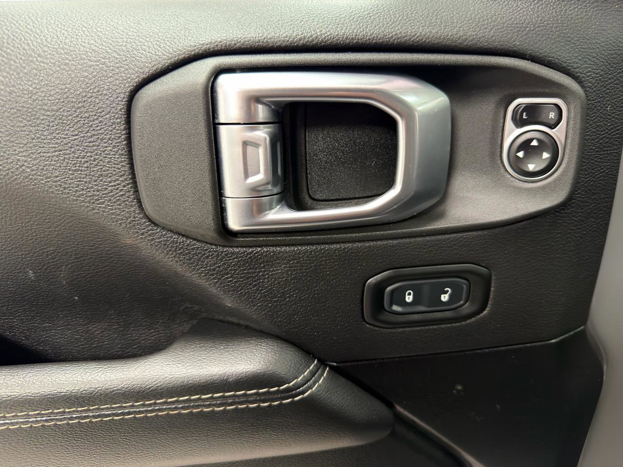 Used 2023 Jeep Wrangler Sahara AWD/4WD image 15