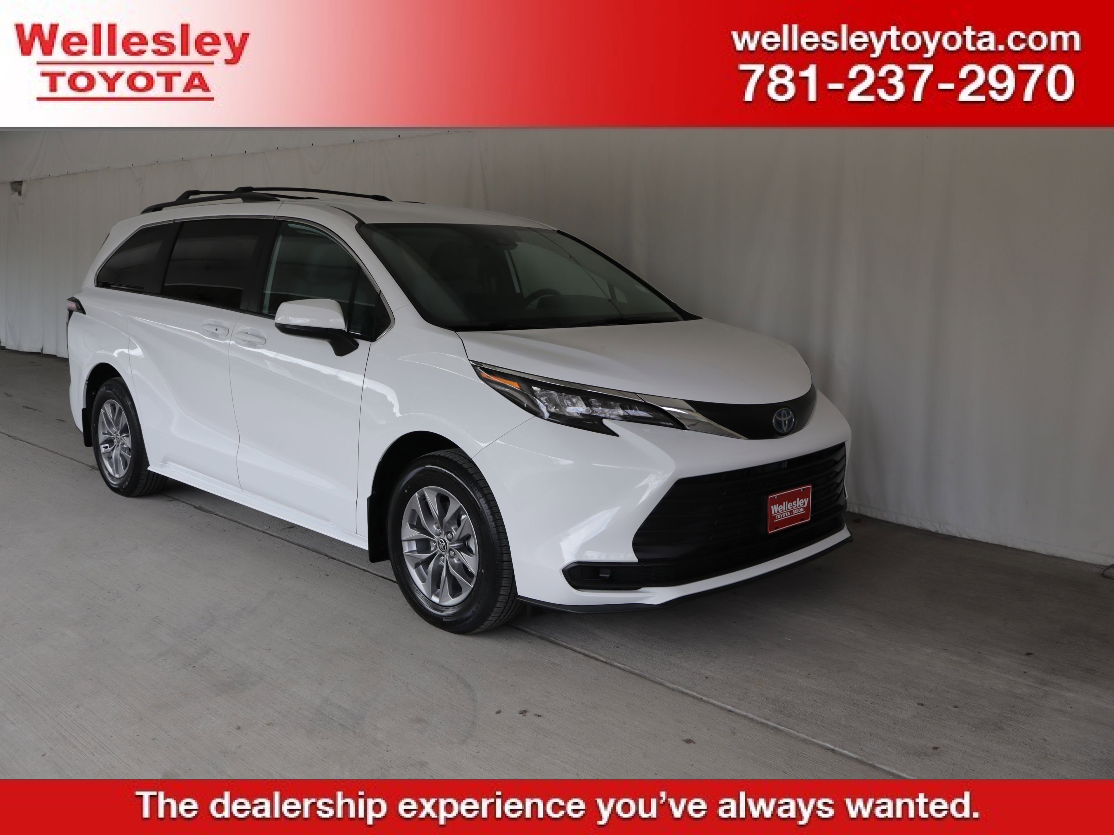 Used 2025 Toyota Sienna LE image 1