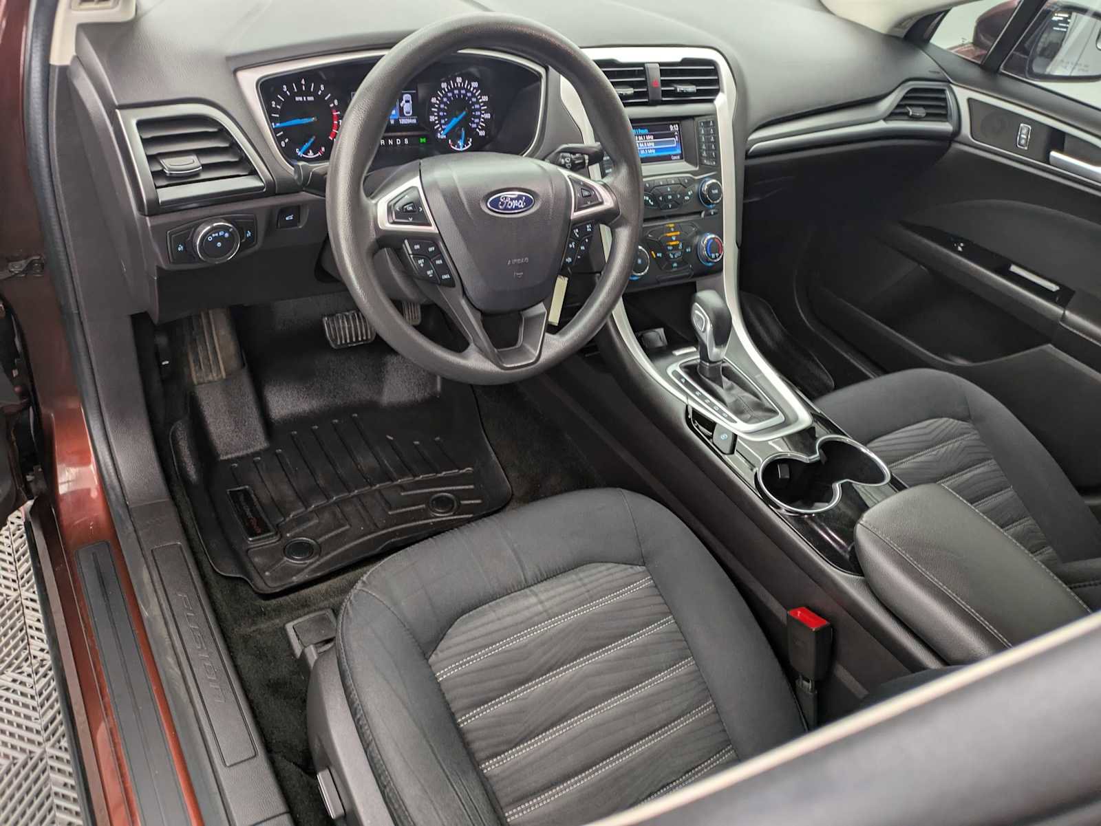 Used 2016 Ford Fusion SE image 2