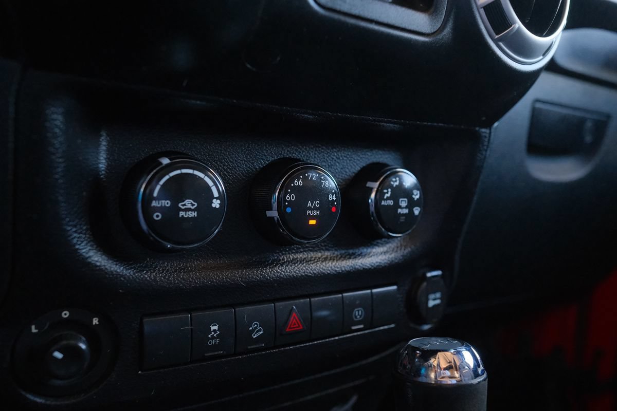Used 2015 Jeep Wrangler Unlimited Sahara AWD/4WD image 19