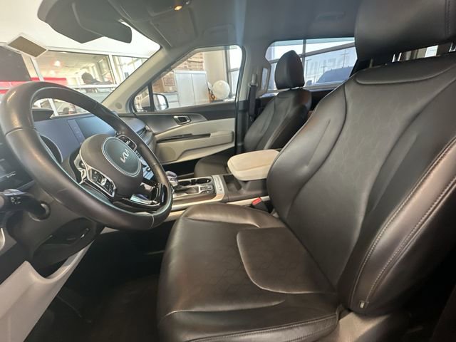 Used 2023 Kia Carnival LX FWD image 15