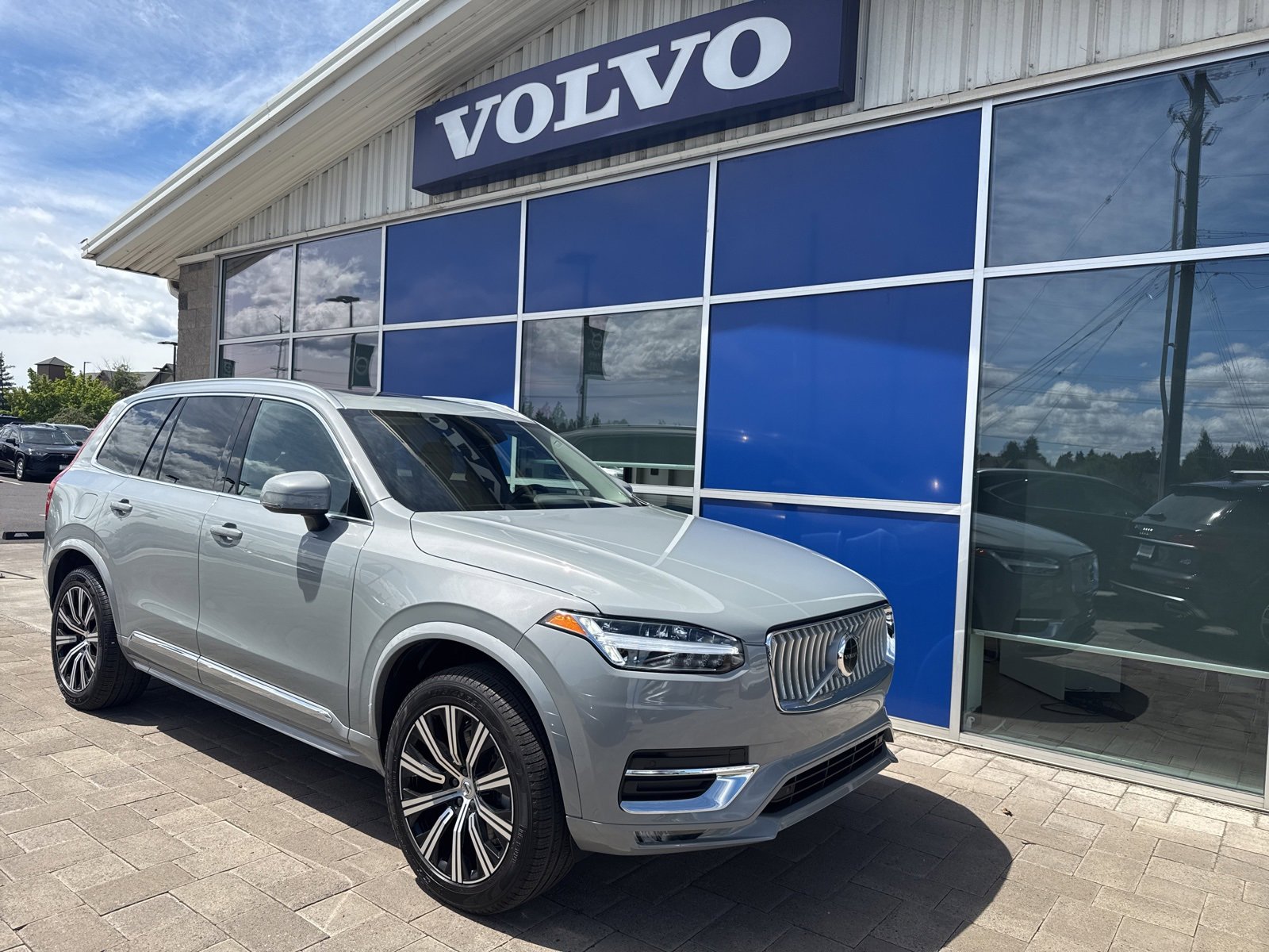 Used 2025 Volvo XC90 B5 Core image 1