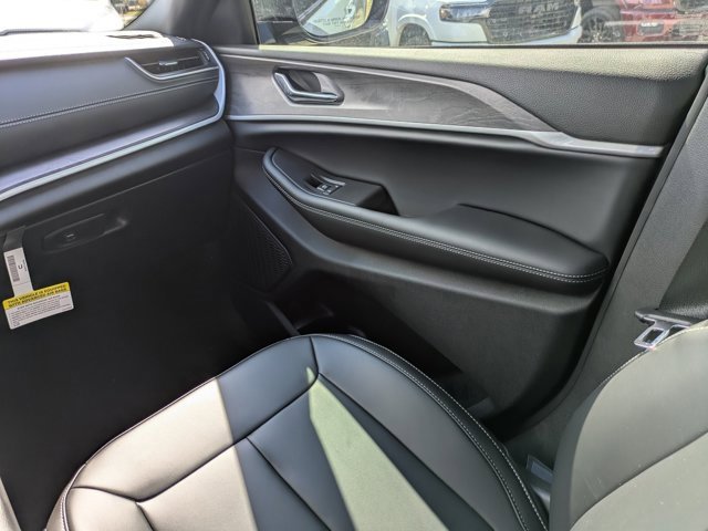 New 2025 Jeep Grand Cherokee Limited w/ Black Appearance Package image 18