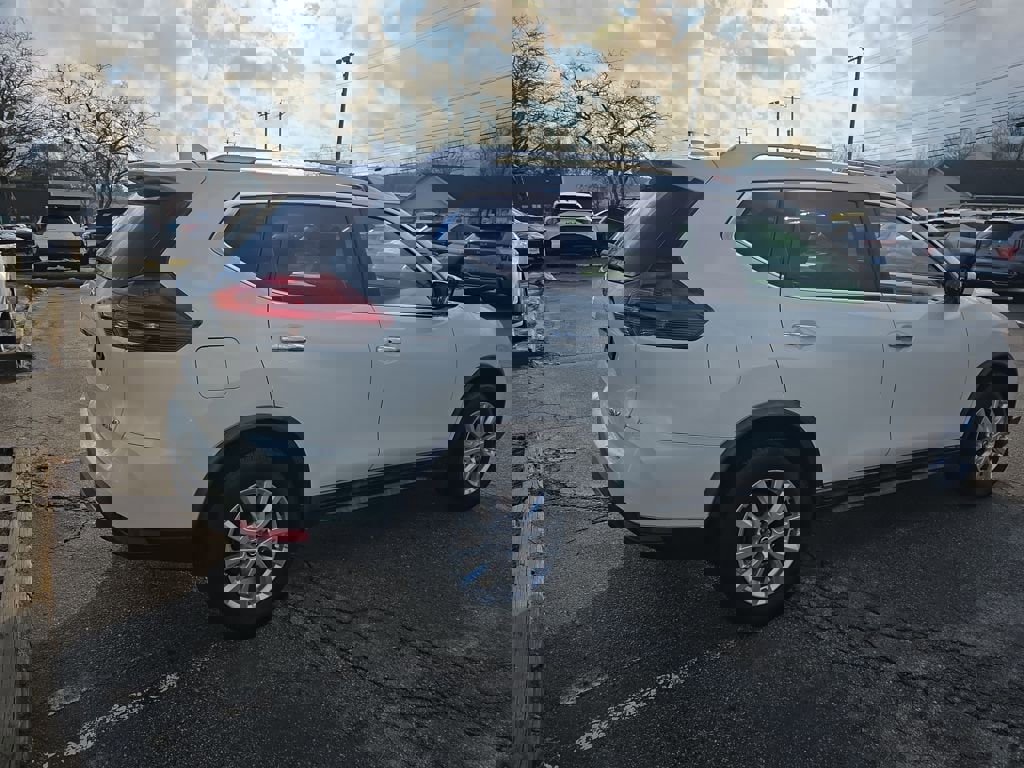 Used 2018 Nissan Rogue SV image 5