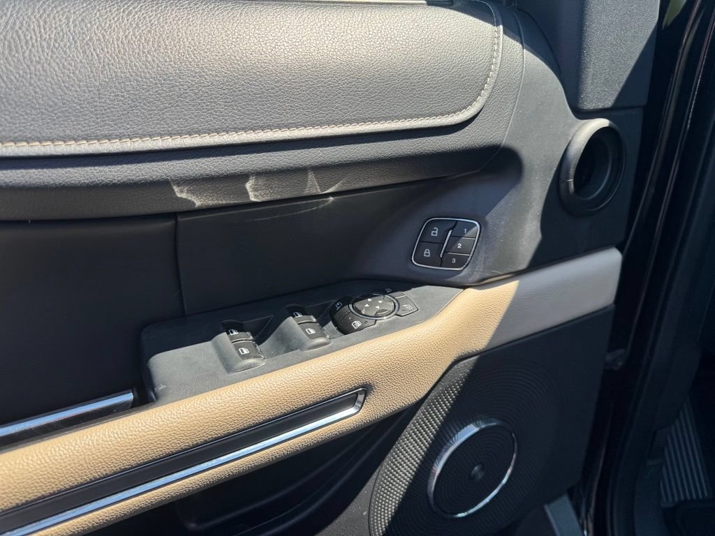 Used 2024 Ford Expedition Limited AWD/4WD image 3